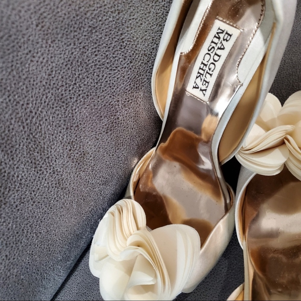 Badgley Mischka off white silk shoes, size 8M, silk flower accent, 4 inch heel - Picture 4 of 6